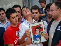 Şehit Annesini Teselli Etmeye Çalışan Yüzbaşı Gözyaşlarına Boğuldu