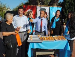 Dsp'liler, Merhum Ecevit İçin Hayır Lokması Dağıttı!