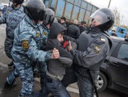 Medvedev'den Demokratik Adım: Gösterileri Sınırlandıran Yasaya Veto