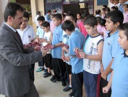 Bir Ayda Bin Sayfa Okuyan 120 Öğrencisini Ödüllendirdi
