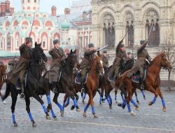 Rusya'da Komünistler, Bolşevik Devrim'in Yıl Dönümünü Kutladı!