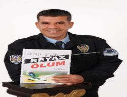 Polis Memuru, Yıllarca Mücadele Ettiği Uyuşturucunun Kitabını Yazdı!