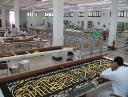 Hacılar Arafat'tayken Değiştirilecek Olan Kabe'nin Örtüsü, Hummalı Bir Şekilde Hazırlanıyor