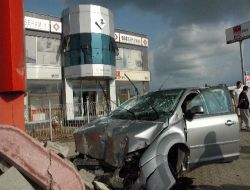 Otomobil İşyeri Tabelasına Çarptı: 1 Yaralı