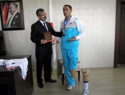 Ayağını Kaybeden Gazinin Yaşama Azmi Örnek Oluyor!.
