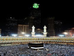 Hacılar Bu Sene Dünyanın En Büyük Saatine Bakarak Namaz Vaktini Öğrenecek