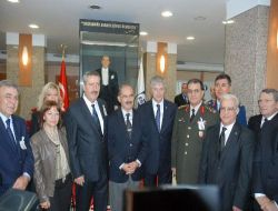 Yılmaz Büyükerşen'in Yaptığı Atatürk Heykeli İzmir'de Açıldı