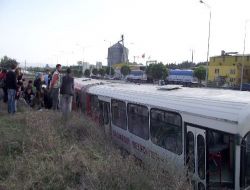 Üniversite Öğrencilerini Taşıyan Körüklü Otobüs Yoldan Çıktı