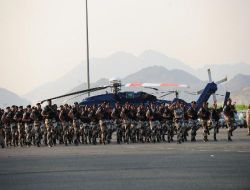 Hac Öncesi Suudi Askerlerden Geçit Töreni