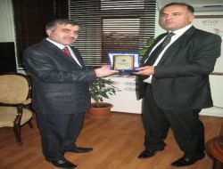 Kimse Yok Mu Derneği'ne Plaket