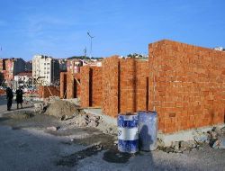 Alaplı'da Belediye Dükkanlarının İnşaatı Yeniden Başladı
