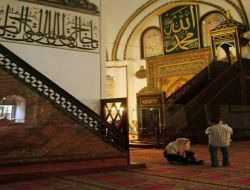 Ulu Camii'ye Bayan Görevli Geliyor