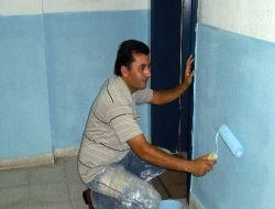 Okulu Müdür Üve Öğretmenler, Boya Ve Tamirat İşlerini Kendileri Yapıyor