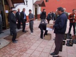 Maaş Alamayan İşçiler Cami Önünde Sadaka Topladı