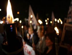99 Depremi Meşaleli Yürüyüşle Hatırlatıldı