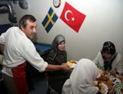 Cami Lokalindeki İftara İsveçli Papazlar Da Katıldı