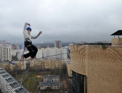 Sekiz Katlı Apartmanların Arasına Gerilen İpte Yürüdüler