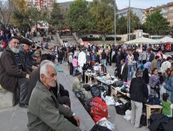 Meydanın Müdavimleri Bayram Pazarını İzliyor