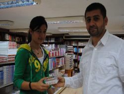 Öğrenciler, Güvender Yayınları'nın Hediye Ettiği Mp3 Çalarları Teslim Aldı