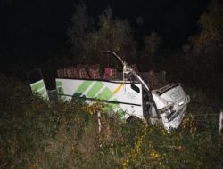 Servis Aracı Şarampole Yuvarlandı: 1 Ölü, 13 Yaralı