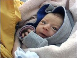 Bebeği Kamyonet Tekerleklerinin Altına Terk Ettiler