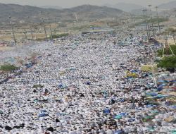 Arafat'a Çıkan Milyonlar, Mescid-i Nemira'da Öğle ve İkindi Namazını Birlikte Kıldı!