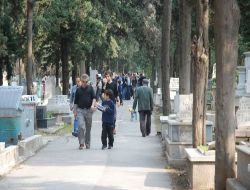 İzmirliler, Arife Gününde Kabristanlara Akın Etti