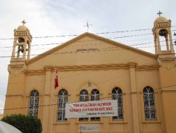 Hıristiyan Cemaati Pankartla Müslümanların Bayramını Kutladı