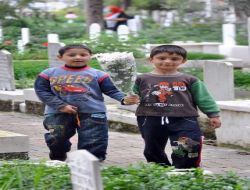 Mezarlıkta Ziyaretçilerin Yollarını Gözlüyorlar