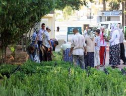 Alanya'da Vatandaşlar Kabir Ziyareti İçin Mezarlıklara Akın Etti