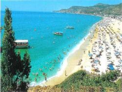 Alanya'da Tatilciler Güzel Havayı Fırsat Bilip Denize Girdi