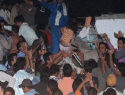 Hindistan'da Çöken Bina: Ölü Sayısı 55'e Yükseldi!!