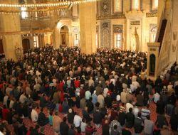 Bayram Namazı İçin Camilere Koştular