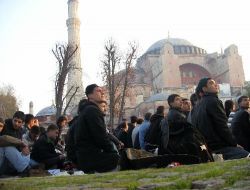 Alperenler Ayasofya Önünde Bayram Namazı Kıldı