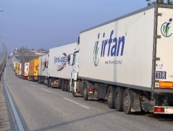 Kapıkule Yolunda Bekleyen Tır Sürücüleri Birbirleriyle Bayramlaştı