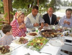 Kaymakam 5 Fakir Aileyi Evinde Misafir Etti