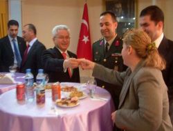 Yurt-kur Müdiresi Valinin Elini Öpüp Bayram Harçlığı İstedi