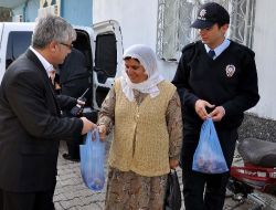 Nusaybin'de Polis Kapı Kapı Dolaşarak Kurban Eti Dağıttı