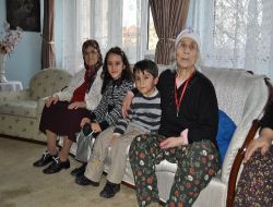 Balıkesir Merve Derneği Bayramda Yaşlıları Unutmadı