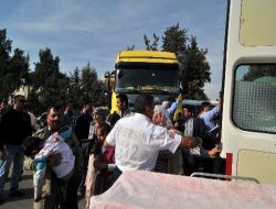 Küçük Çocuk Kendi Acısını Unuttu Annesinin Kanını Durdurmaya Çalıştı