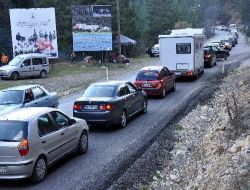 Abant'ta Uzun Araç Kuyruğu Oluştu