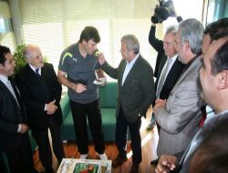 Ertuğrul Sağlam 41'ine Bastı; Doğum Günü Pastasını Başkan Yazıcı'nın Elinden Yedi