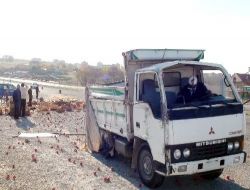 Kamyonetin Tekerleği Patlayınca Elmalar Yola Saçıldı