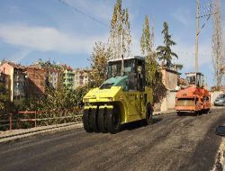 Trabzon Belediyesi Asfalt Sermeyi Hızlandırmak İçin Lastik Tekerlekli Silindir Aracı Aldı