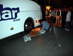 Kavgada Yumruk Yiyen Belediye Görevlisi Otobüsün Altında Kaldı
