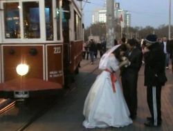 Gelin Ve Damat Tramvaya Bindi