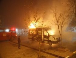 Okul Bahçesine Park Edilen Minibüs Alev Alev Yandı