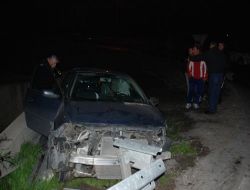 Kaza Yapan Otomobildeki 5 Kişi Kaçtı!