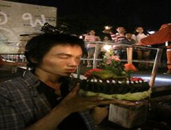 Su Perisinden Özür Dileme Bayramı Tayland'da Renkli Görüntülere Sahne Oldu