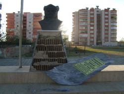 Kozan'da Türk Büyükleri Büstüne Saldırı